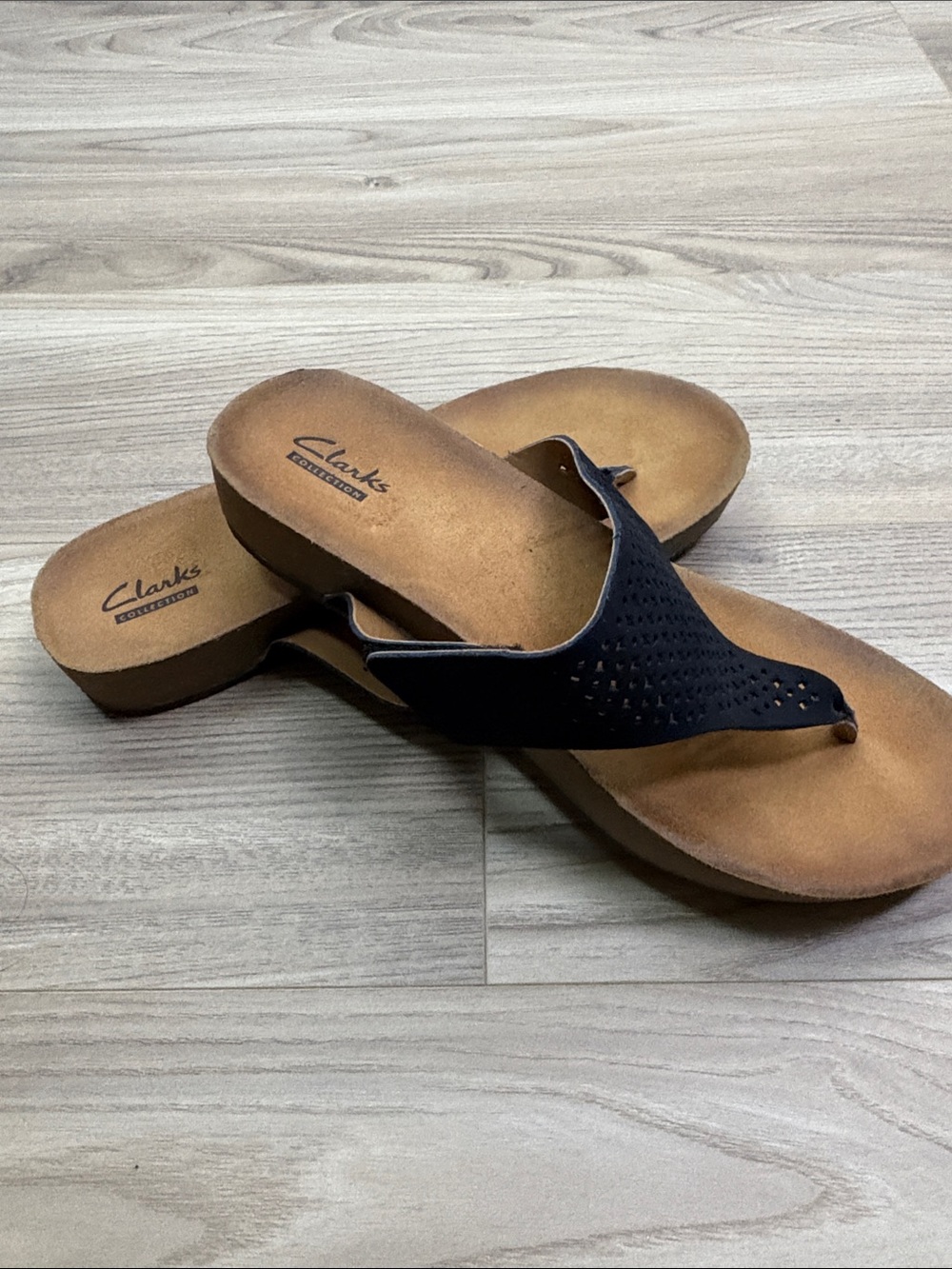 NWOT Clarks Black Leather Wedge Thong Sandals with Tan Footbed size 7